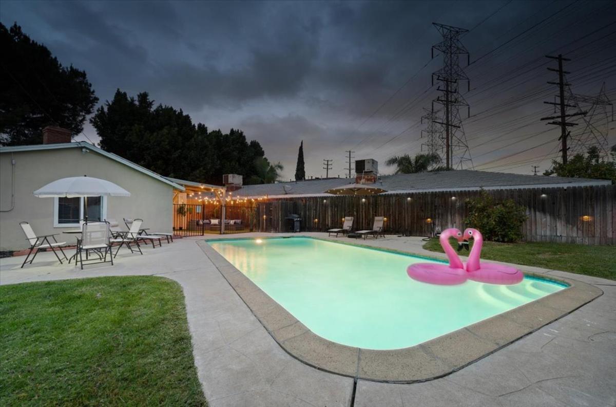 Hébergement de vacances Chic Boho Retreat - Pool, Patio, Mini Golf & Arcade, Mins From Universal Studios!