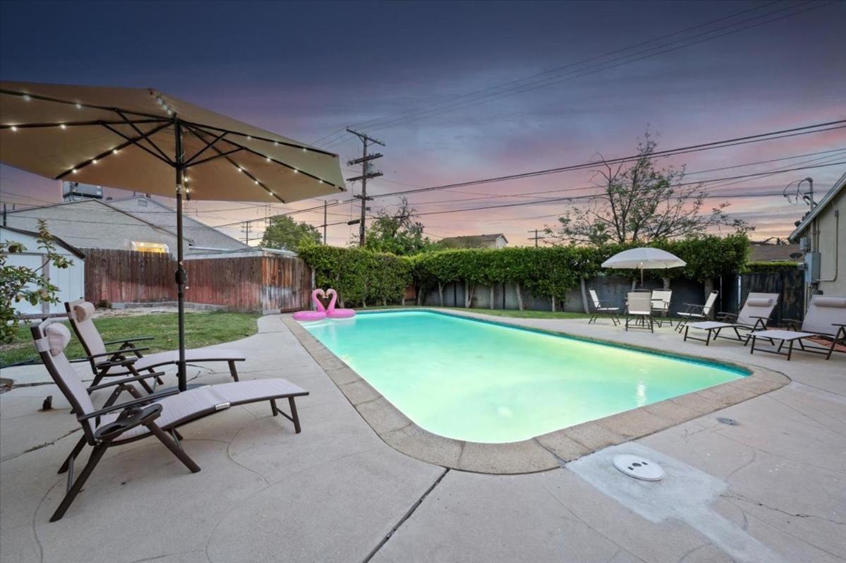 Hébergement de vacances Chic Boho Retreat - Pool, Patio, Mini Golf & Arcade, Mins From Universal Studios!